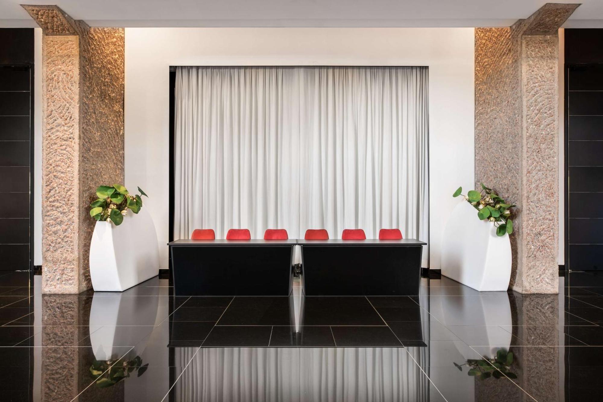 Hotel Hilton Madrid Airport Esterno foto